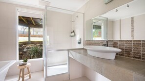 Bathtub, hair dryer, towels - The Navigator with heated pool and spa (McCrae)