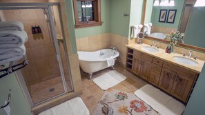 Combined shower/bathtub - Teton Club 3 Bedroom in Luxury Ski in Ski out Resort! (Teton Village)