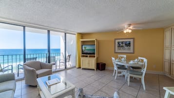 Een flatscreentelevisie en boeken