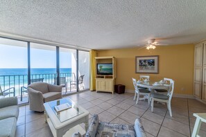 Een flatscreentelevisie en boeken