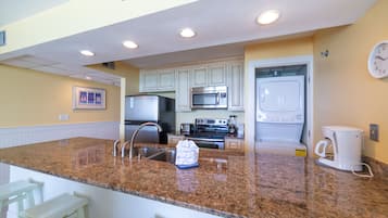 Een koelkast/vriezer, een magnetron, een oven, een kookplaat