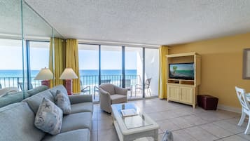 Een flatscreentelevisie en boeken