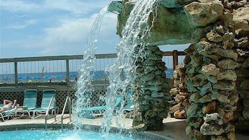 Een verwarmd zwembad