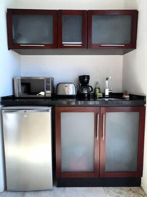 Kühlschrank, Mikrowelle, Herdplatte, Wasserkocher mit Kaffee-/Teezubehör