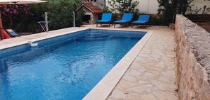 Lämmitetty uima-allas