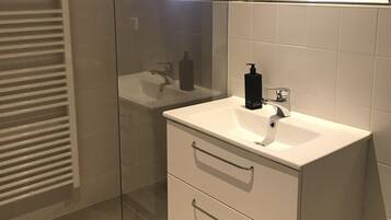 Dusche, Haartrockner, Bademäntel, Handtücher