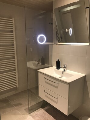 Dusche, Haartrockner, Bademäntel, Handtücher
