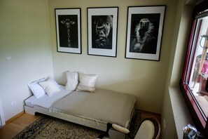 2 bedrooms, desk, iron/ironing board, WiFi