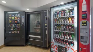 Tres máquinas expendedoras de bebidas con diferentes opciones.