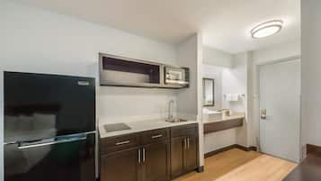 Refrigerador con freezer, microondas, placa de cocina, mesa de comedor
