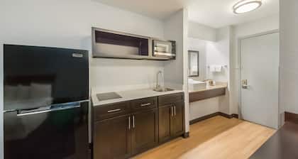 HomeTowne Studios by Red Roof San Antonio - Seaworld/Northwest