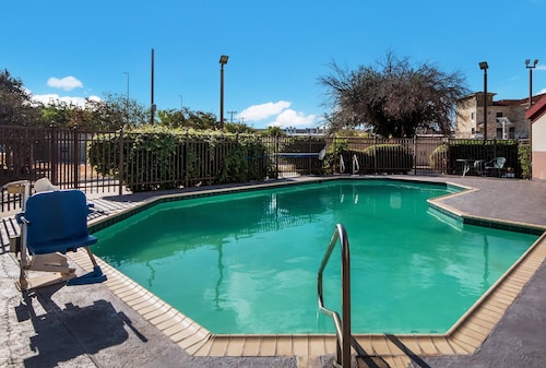 HomeTowne Studios by Red Roof San Antonio - Seaworld/Northwest