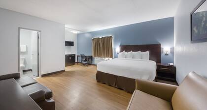 HomeTowne Studios by Red Roof San Antonio - Seaworld/Northwest