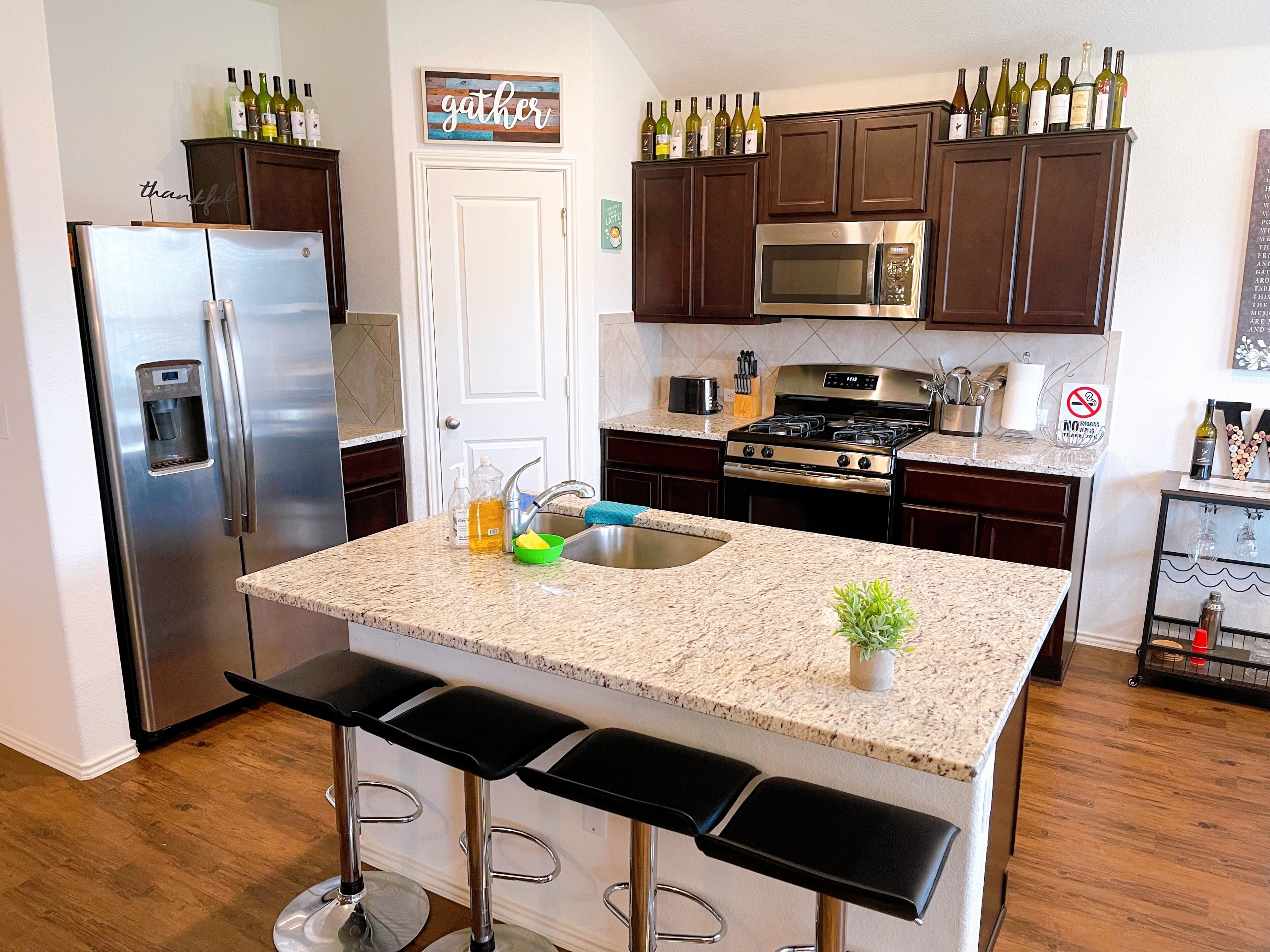 Geladeira, micro-ondas, fogão, cooktop