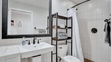 Chuveiro, secador de cabelo, toalhas de banho, sabonete