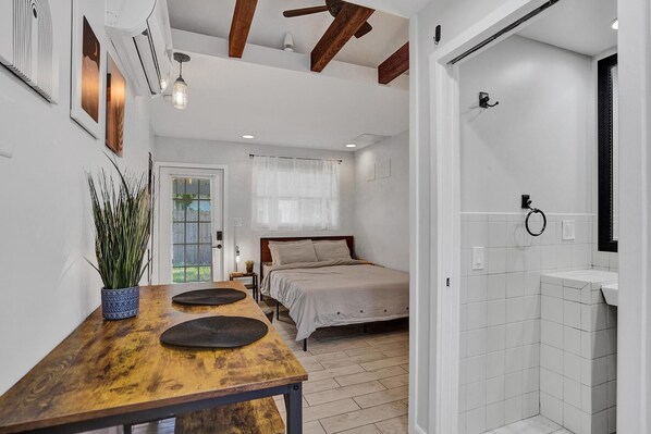 1 habitación, tabla de planchar con plancha, wifi gratis y ropa de cama