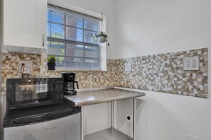 Kühlschrank, Mikrowelle, Wasserkocher mit Kaffee-/Teezubehör