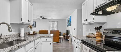 Refrigerador con congelador, microondas, horno y parrilla de estufa