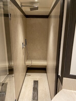 Tina, secadora de cabello, bidet, toallas 