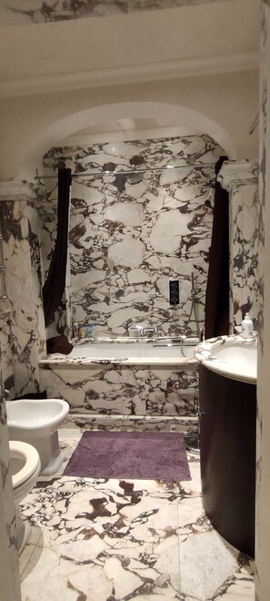 Vasca, asciugacapelli, bidet, asciugamani