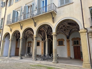 A building with multiple arches, columns, and a balcony with metal railings. - Luxury Suite Pinti (firenze)