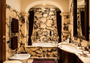 Bañera, secador de pelo, bidet, toallas