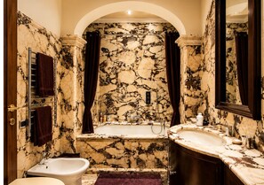 Baignoire, sèche-cheveux, bidet, serviettes fournies