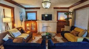 Smart TV - Craftsman 4 Bed/2 Ba. Home Sleeps 10, AC & Parking (Long Beach)