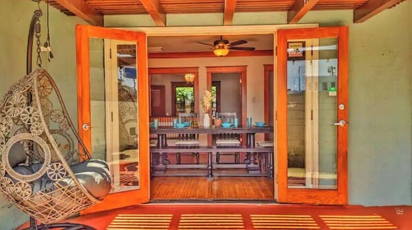 Outdoor dining - Craftsman 4 Bed/2 Ba. Home Sleeps 10, AC & Parking (Long Beach)