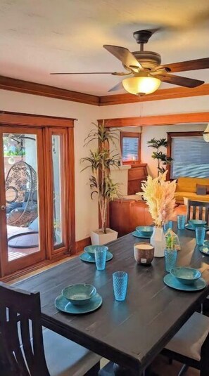 Dining - Craftsman 4 Bed/2 Ba. Home Sleeps 10, AC & Parking (Long Beach)