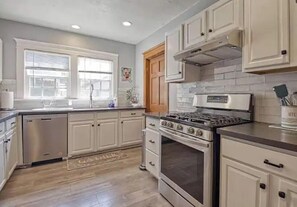 Fridge, microwave, oven, stovetop - Craftsman 4 Bed/2 Ba. Home Sleeps 10, AC & Parking (Long Beach)