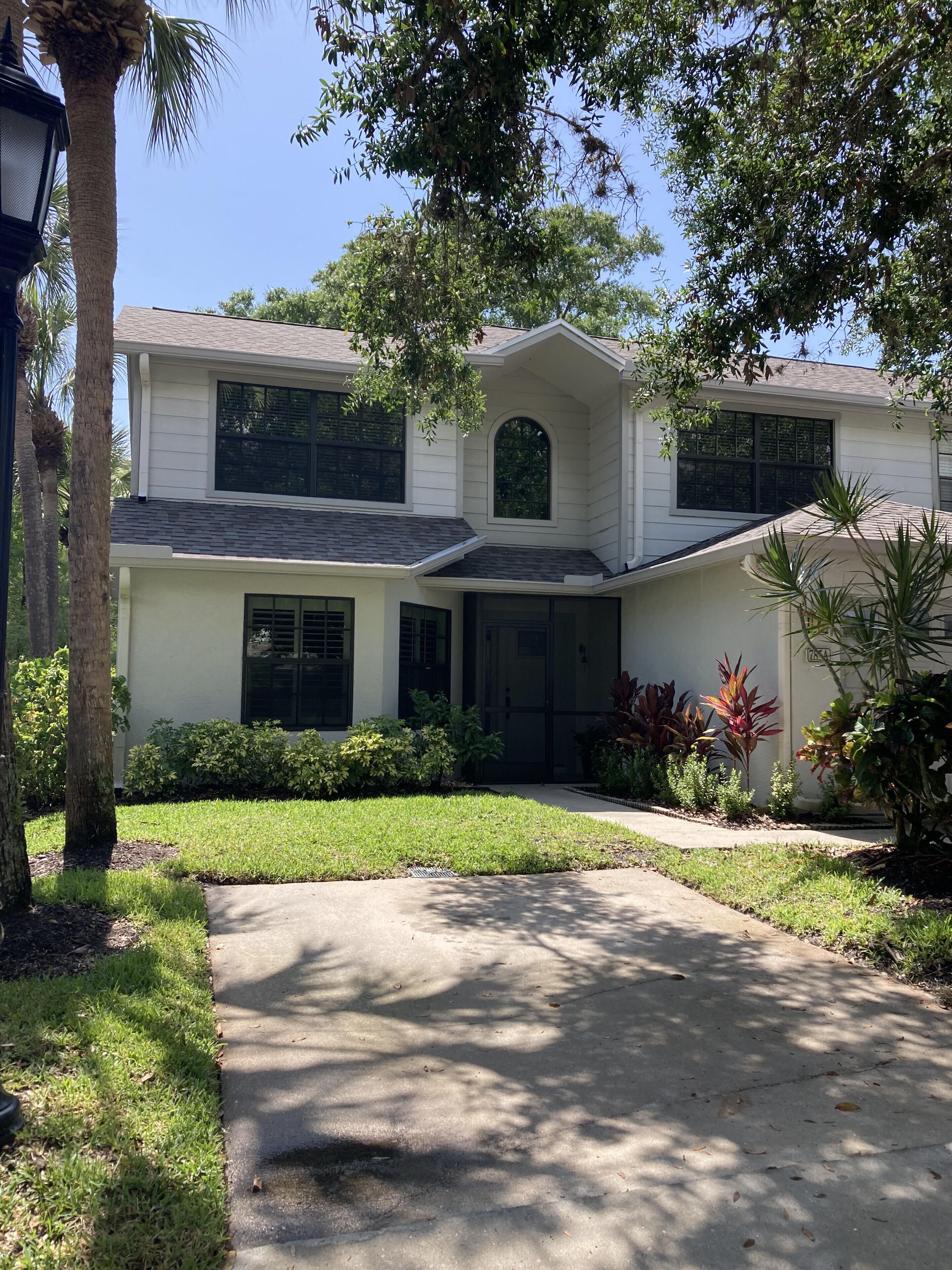Beautifully remodeled townhome, in Vanderbilt Beach!  Walkable to Mercato!