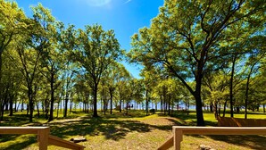 Un parc avec des bancs en bois et une vue dégagée sur le lac.