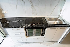 Kühlschrank, Mikrowelle, Ofen, Herdplatte