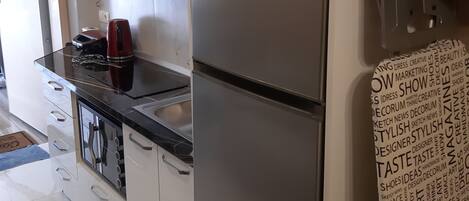 Refrigerador, microondas, horno, placa de cocina