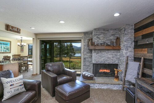 Newly Renovated Cozy Waterfront Condo on Lake Dillon!