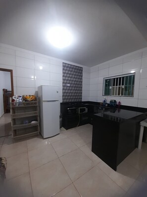 Fridge, microwave, oven, stovetop - House with pool Beautiful (Itanhaém)