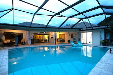 Outdoor pool, a heated pool. Swimming pool, lake view, minutes to Naple's downtown and beach.
