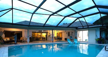 Swimming pool, lake view, minutes to Naple's downtown and beach.