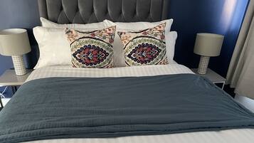 3 camere, una scrivania, ferro/asse da stiro, Wi-Fi gratuito