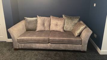 Smart-tv, eldstad och böcker