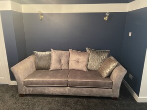 Smart-TV, Kamin, Bücher