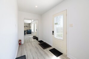 豪華獨棟房屋 | 起居區 | 40-吋電視，提供數位頻道