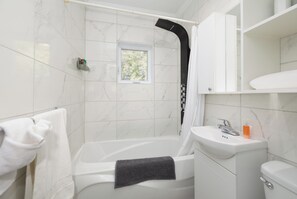 Shower, towels - Motel Pike Route (Pike River)