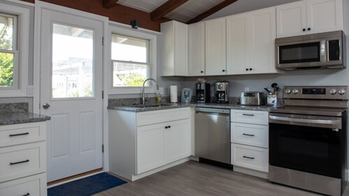 Airy beach cottage steps away from Pine Point Beach!