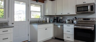 Airy beach cottage steps away from Pine Point Beach!