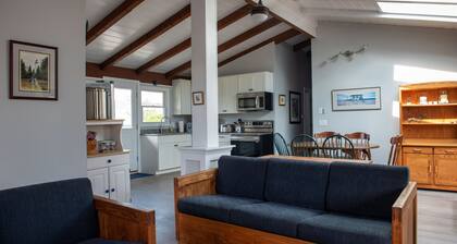 Airy beach cottage steps away from Pine Point Beach!