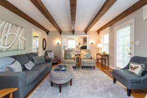 Televisión, chimenea y oficina 