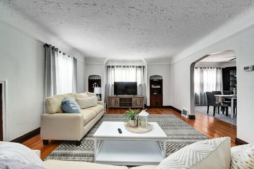 Historic District 2BR on 2nd Floor near Cleveland Clinic ~ Safe & Quiet Area