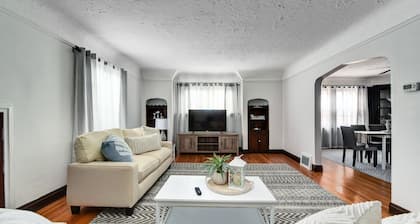 Historic District 2BR on 2nd Floor near Cleveland Clinic ~ Safe & Quiet Area